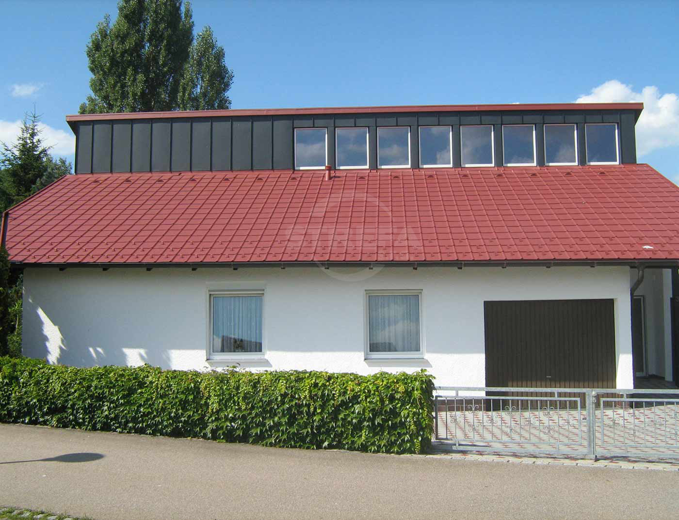 Saumakattotiili, stucco-pinta, Tummanpunainen P.10
